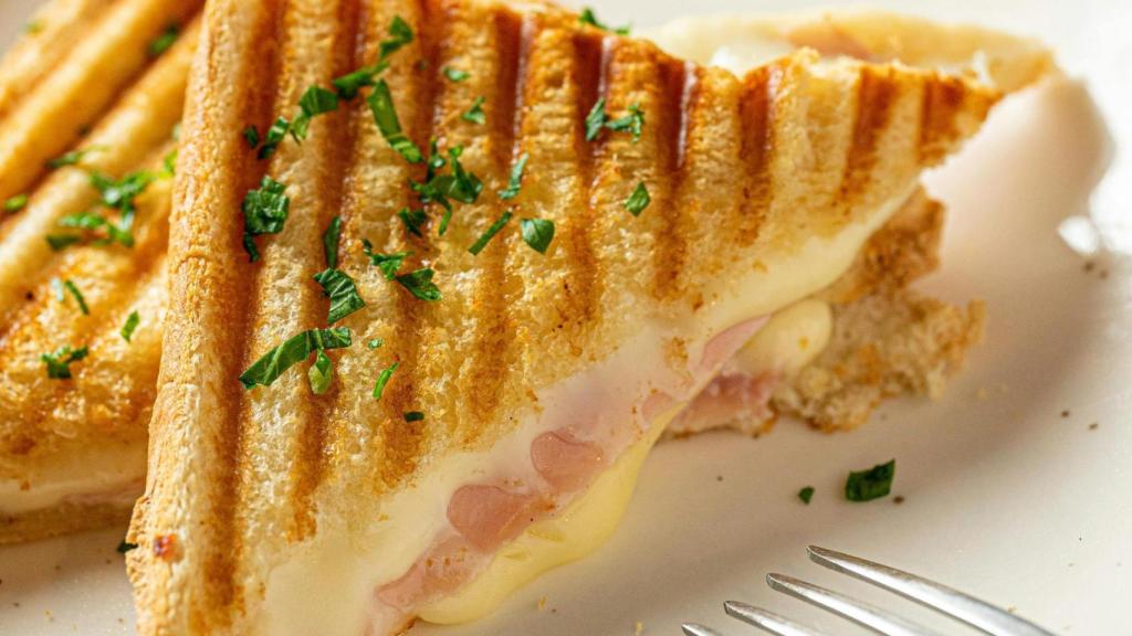 Sandvitx de formatge i pernil