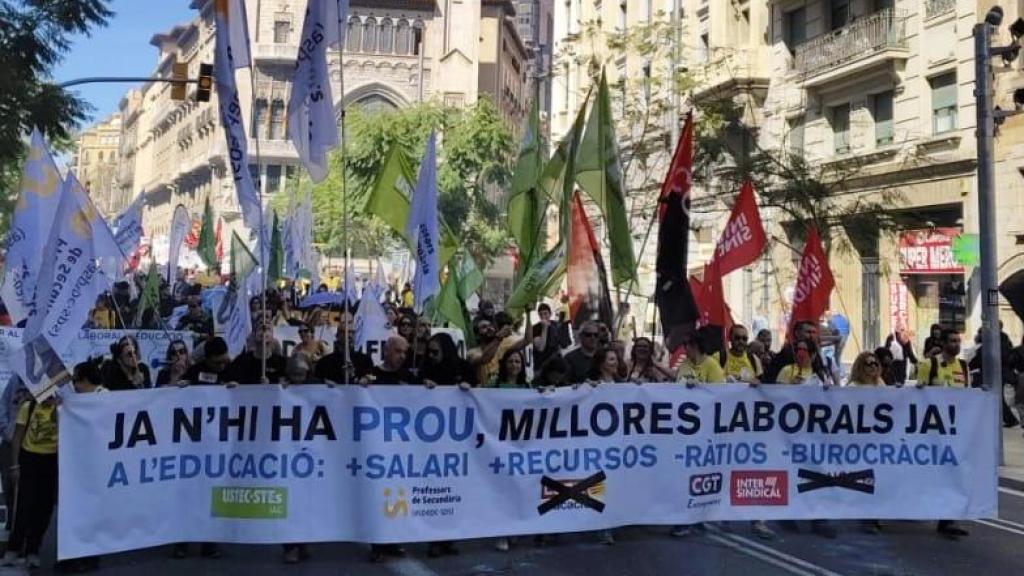 La pancarta principal de la manifestació de professors
