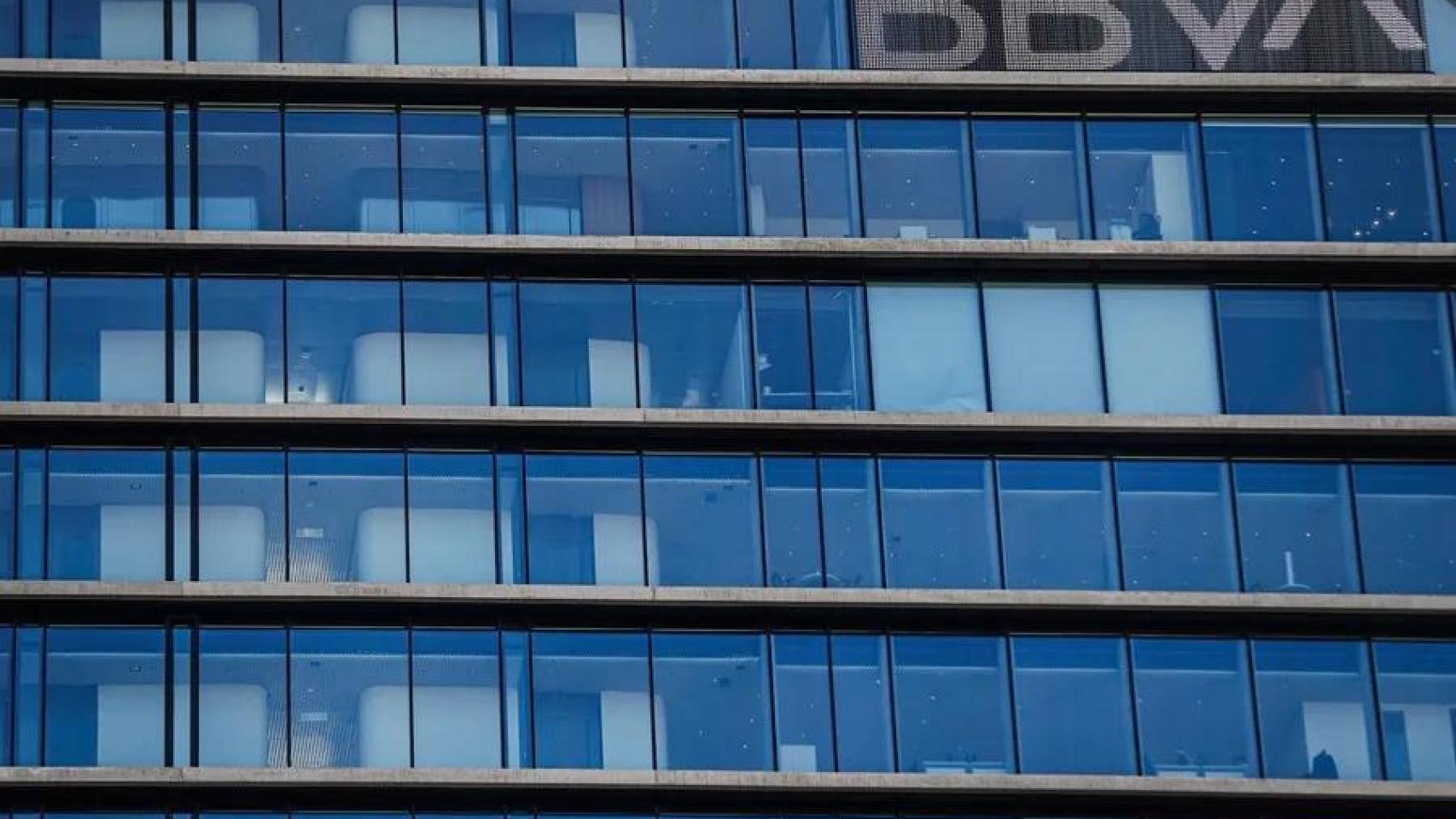 Fachada de la sede corporativa del BBVA, en el distrito de Las Tablas en Madrid.