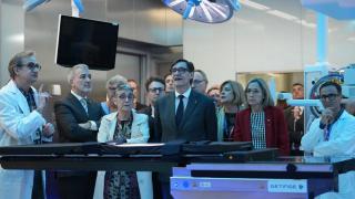 El president de la Generalitat de Catalunya, Salvador Illa (3d); el alcalde de Barcelona, Jaume Collboni (2i); la consellera de Salud de la Generalitat de Catalunya, Olga Pané (3i), y la presidenta del consorcio del hospital, Marga Esteve (2d), en el Hospital del Mar
