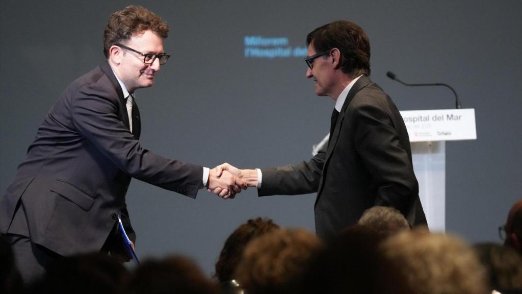 El president de la Generalitat de Catalunya, Salvador Illa (d), saluda al representant de la CE a Barcelona Manuel Szapiro (i), durant la presentació de la segona fase d'ampliació de l'Hospital del Mar, a 16 de març de 2026, a Barcelona