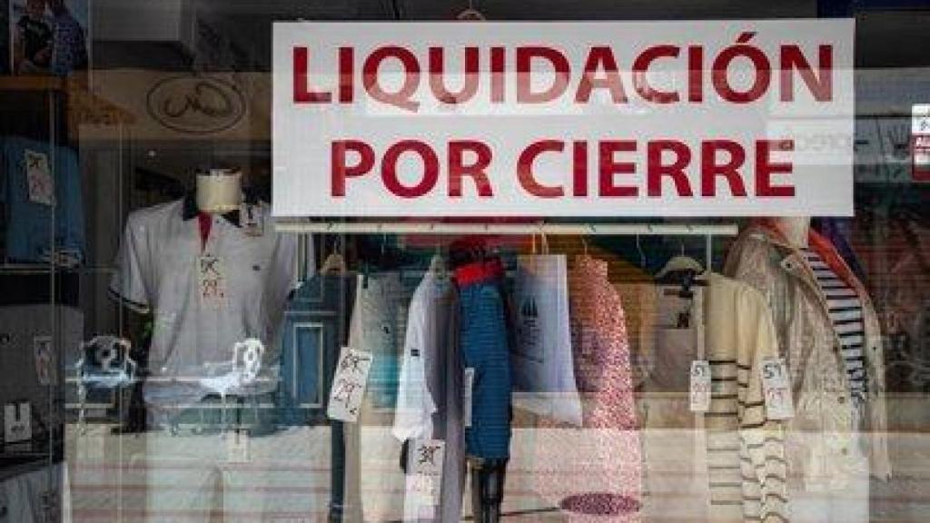 El escaparate de un comercio anuncia 'liquidación por cierre'