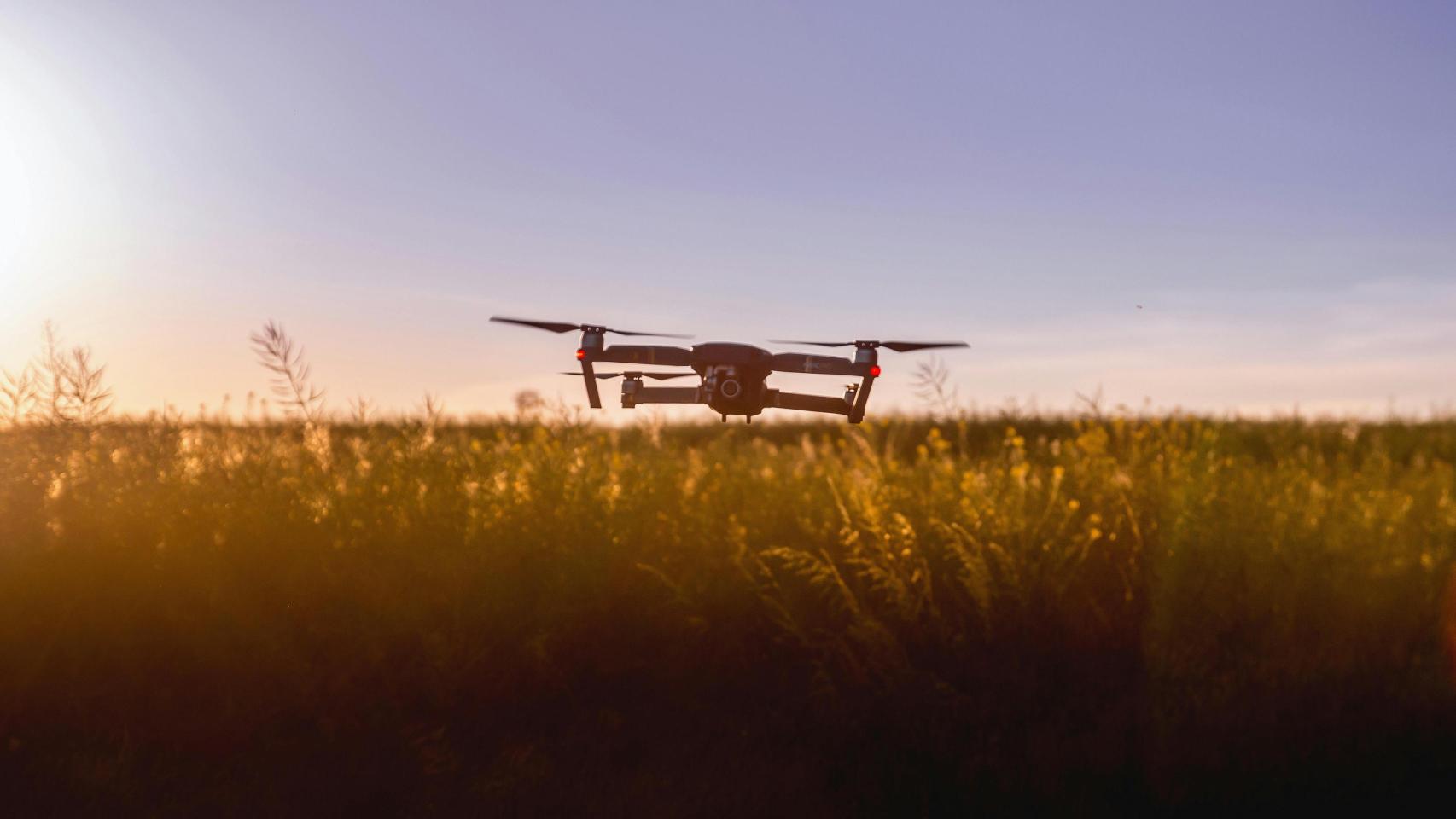 Un dron de inspección de campos de agricultura