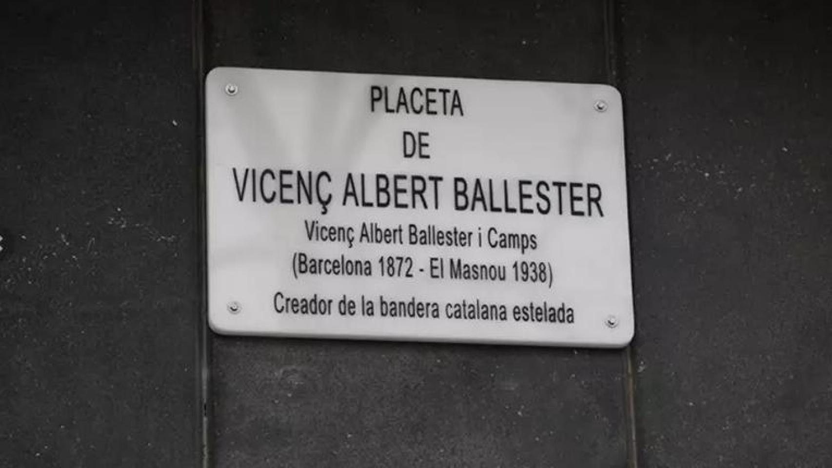 Placa dedicada a Vicenç Albert Ballester, colgada en Barcelona durante el primer y único mandato de CiU
