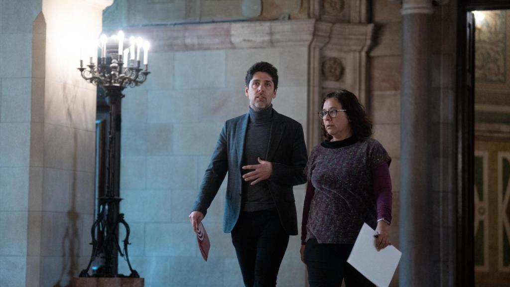 Susana Segovia, diputada dels Comuns i relatora de la proposició de llei del Centre Català d'Empresa i Drets Humans, al costat també del diputat David Cid als passadissos del Parlament