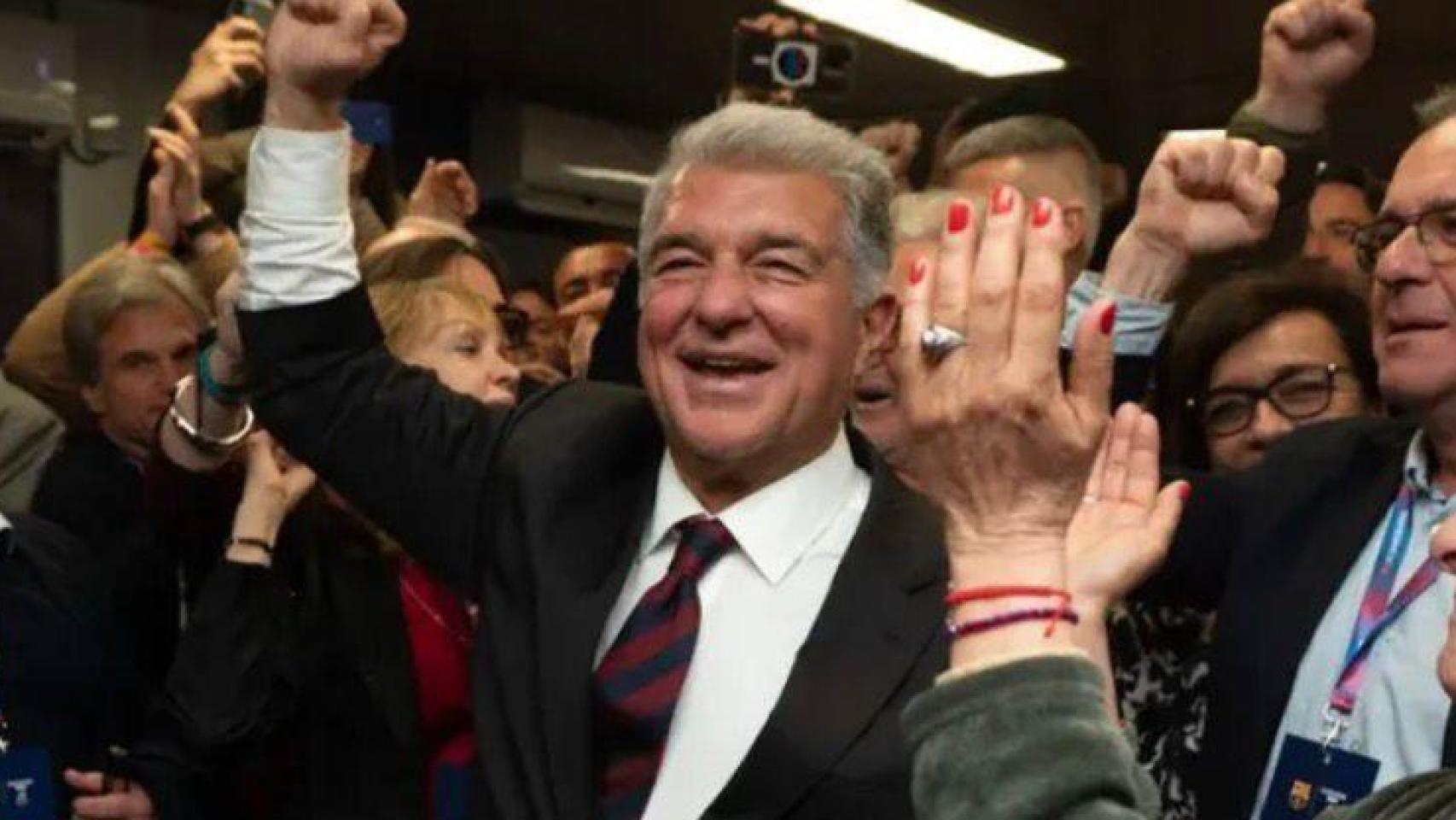 Joan Laporta levanta el puño después de su victoria en las elecciones del Barça