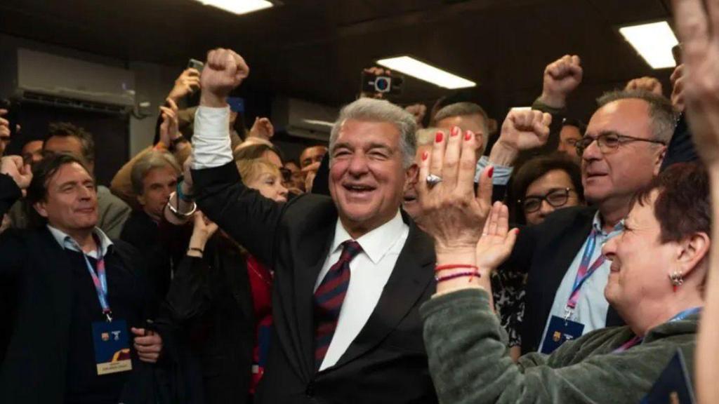 Joan Laporta aixeca el puny després de la seva victòria a les eleccions del Barça