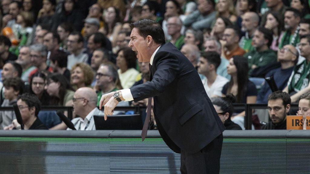 Xavi Pascual grita a sus jugadores en Badalona.jpg