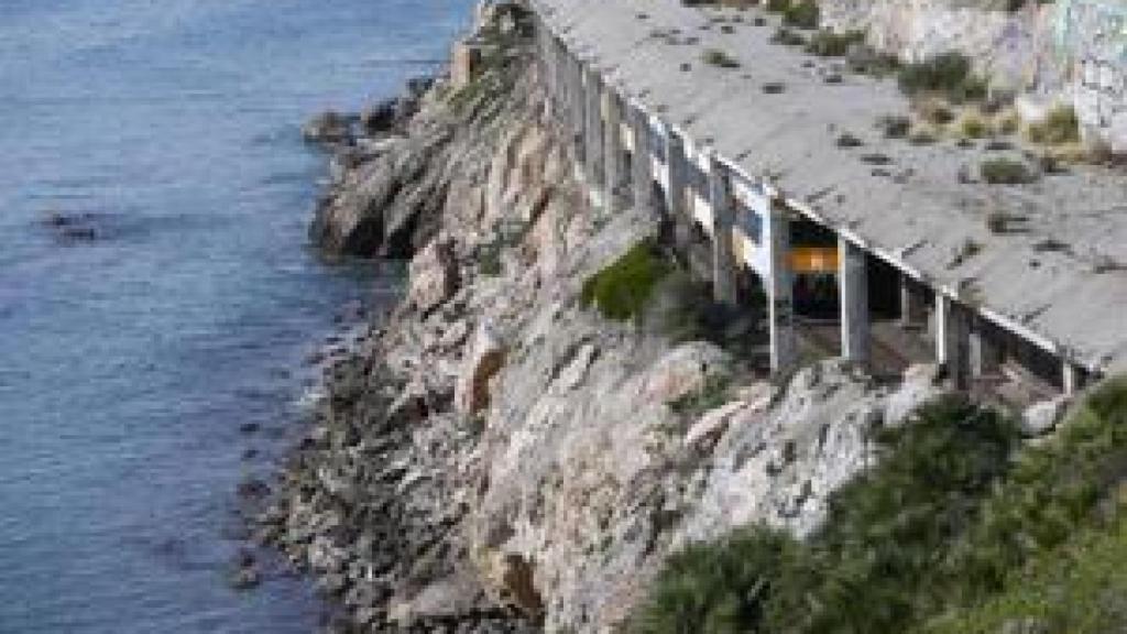 Un tren de Rodalies circula por el túnel del Garraf (Barcelona) en la linea R2
