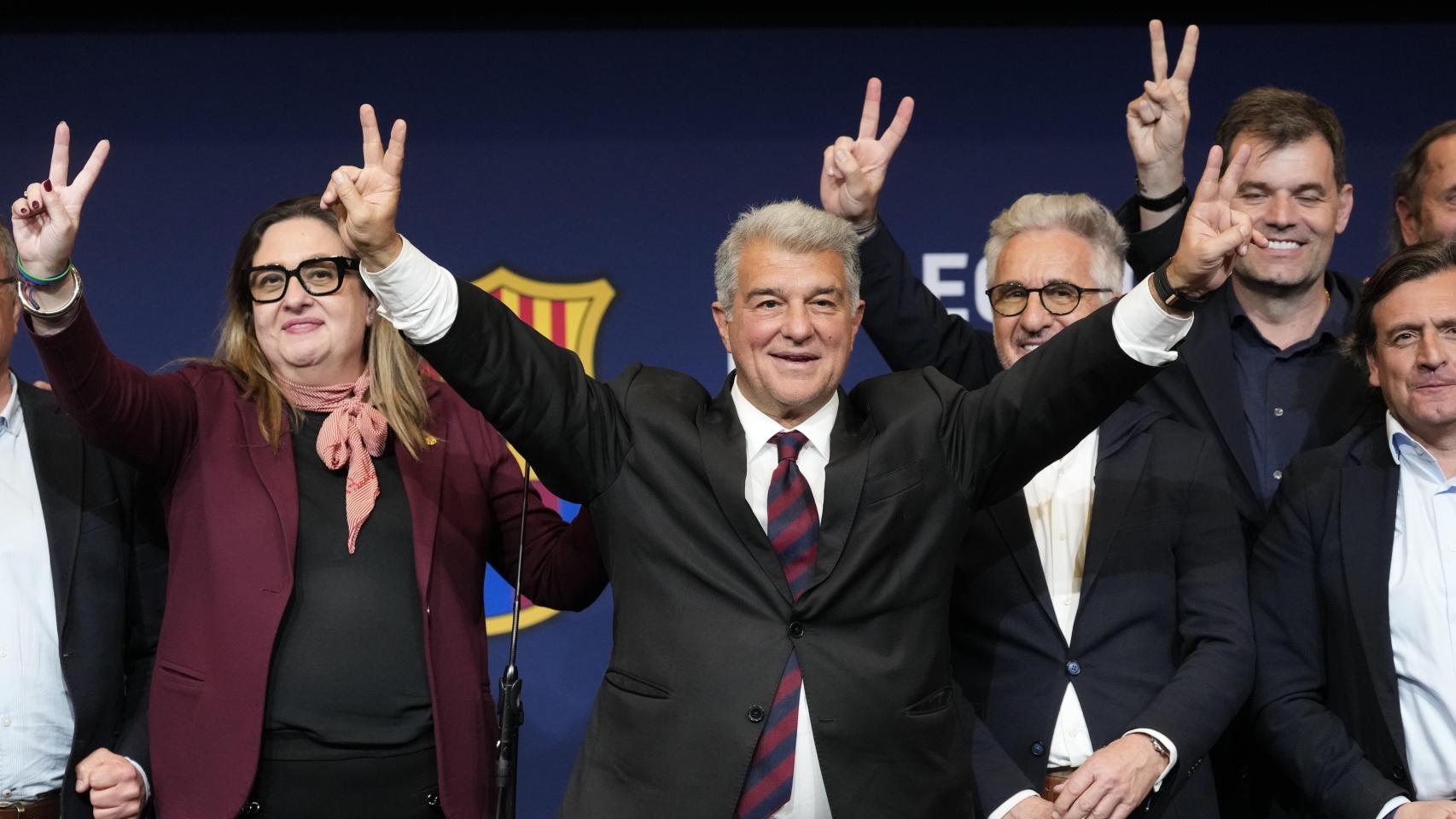 Joan Laporta celebra la victoria en las elecciones del Barça junto a Elena Fort, Xavi Puig y el resto de directivos electos.jpg