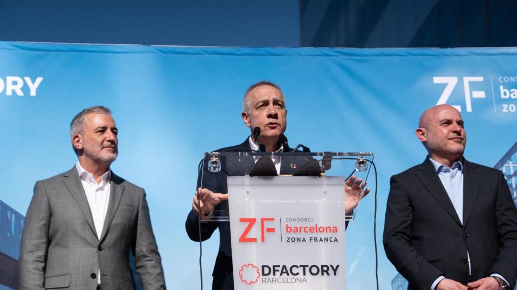 El presidente ejecutivo del Consorcio de la Zona Franca de Barcelona (CZFB), Pere Navarro, junto al alcalde de Barcelona, Jaume Collboni (i) y el delegado del Gobierno en Cataluña, Carlos Prieto (d), duante el acto de colocación de la primera piedra de la ampliación del DFactory