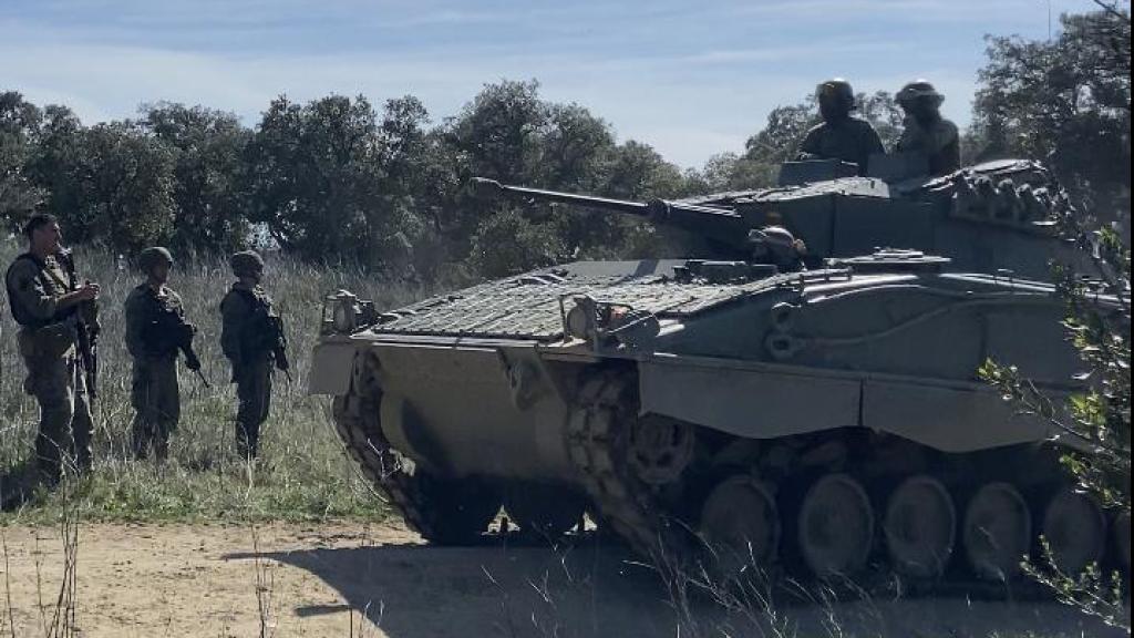 Varios militares durante un ejercicio táctico con periodistas y estudiantes