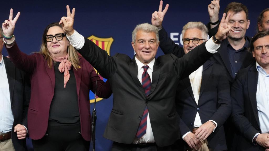 Joan Laporta celebra la victòria a les eleccions del Barça al costat d'Elena Fort, Xavi Puig i la resta de directius electes.jpg