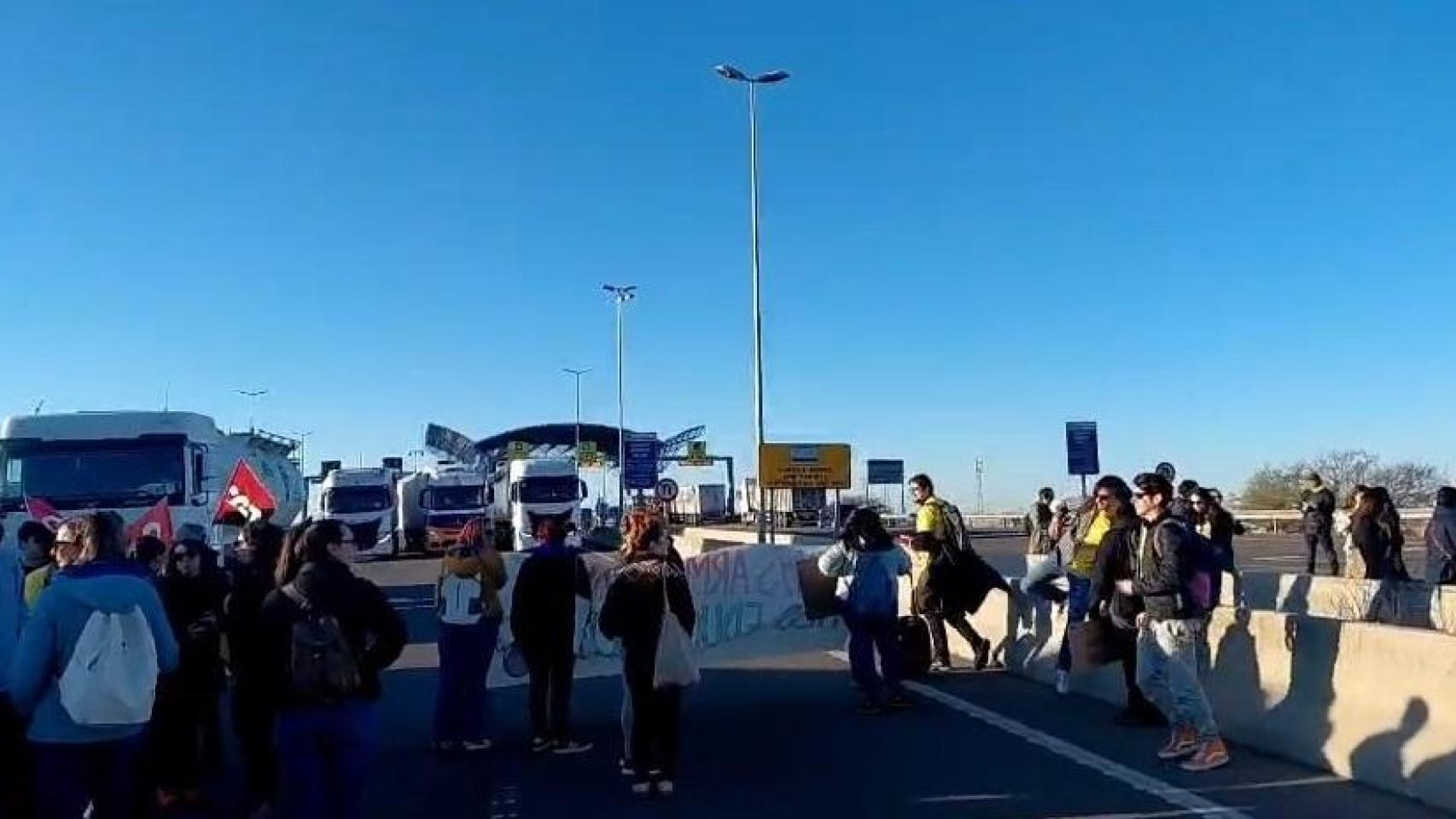 Corte de los accesos del Port de Tarragona por la A-27 en la segunda jornada de huelga de docentes de este martes