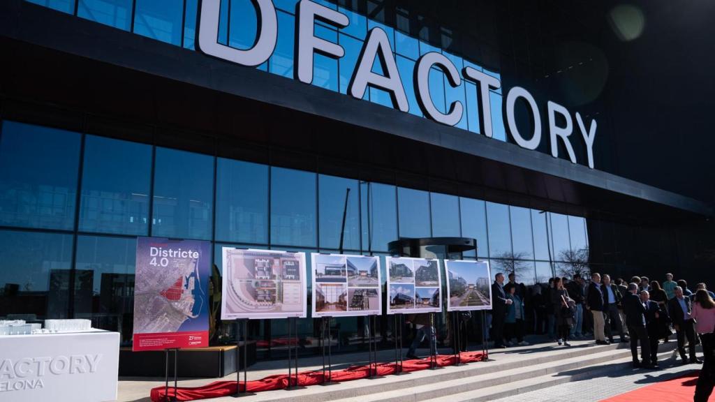 Façana principal del DFactory de la Zona Franca de Barcelona, juntament amb les imatges que mostren com serà l'ampliació