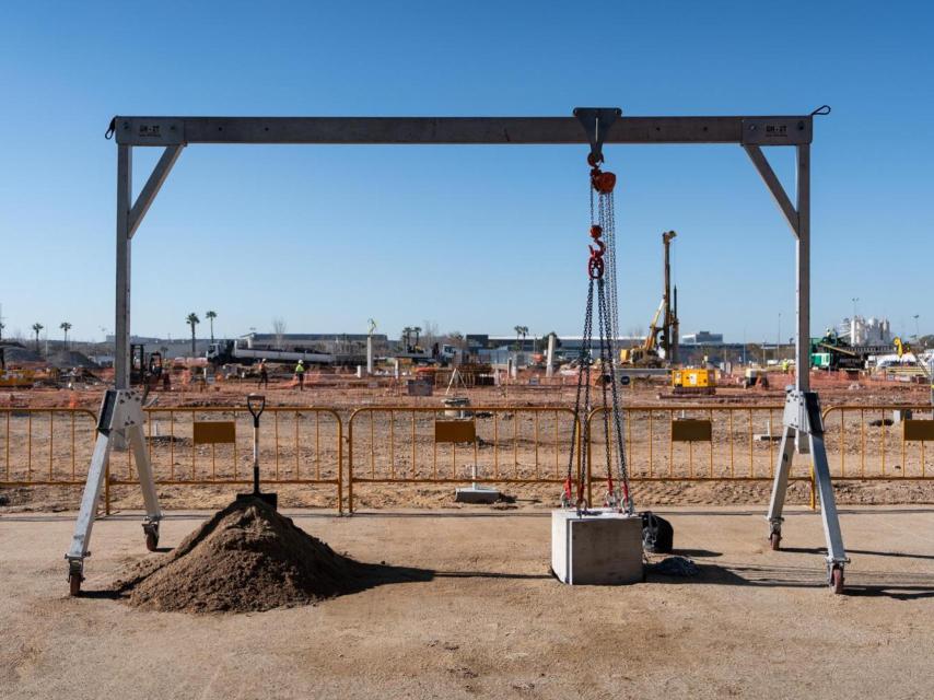 Les obres d'ampliació del DFactory, amb la primera pedra preparada en primer pla per a l'acte oficial de la seva col·locació