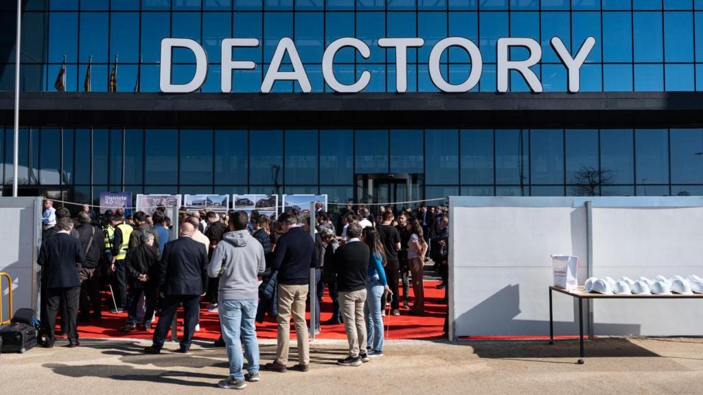 Acte de col·locació de la primera pedra de l'ampliació del DFactory, a la Zona Franca de Barcelona