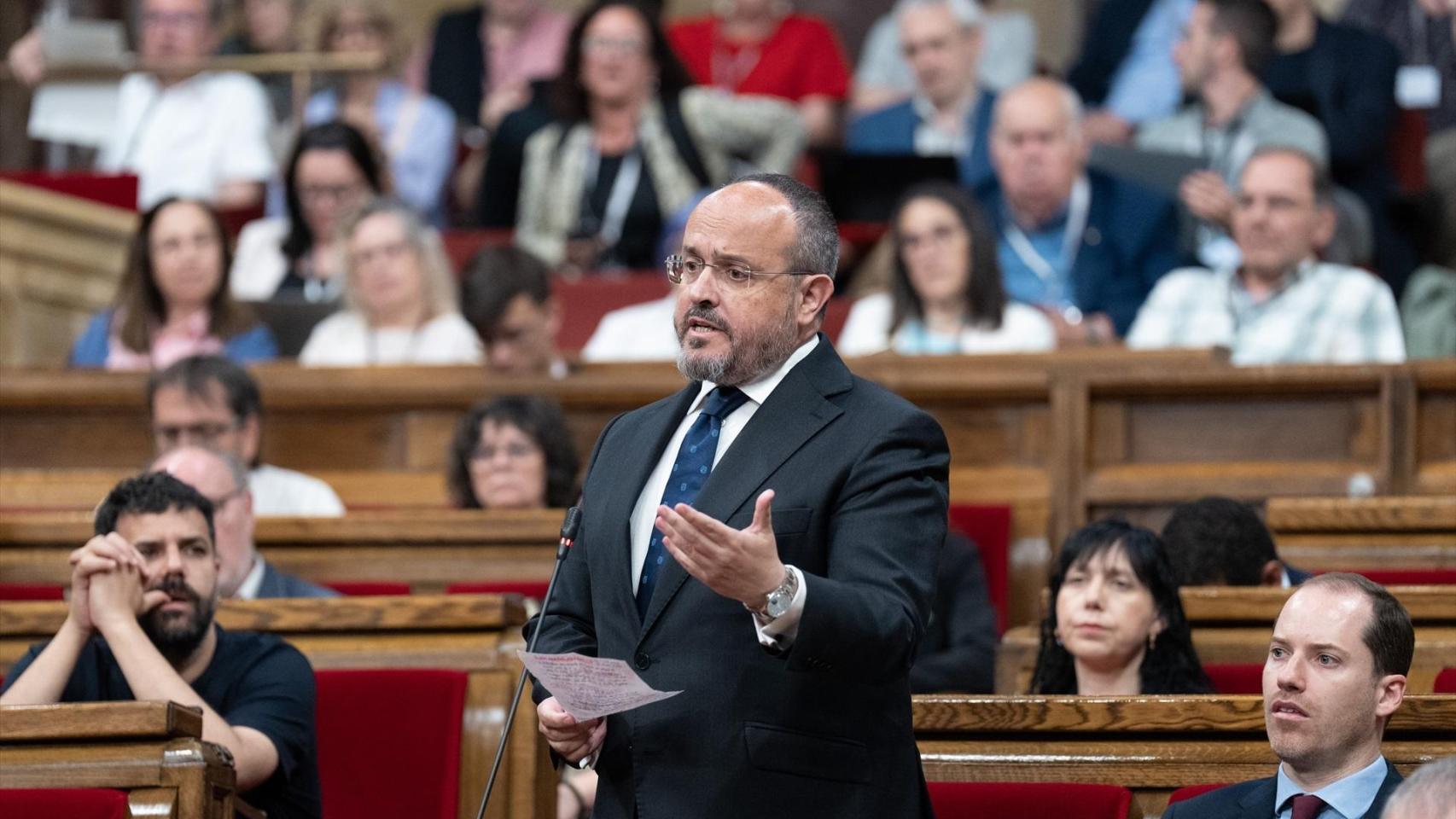 El presidente del PP de Cataluña, Alejandro Fernández, interviene durante un pleno en el Parlament de Catalunya, a 4 de junio de 2025