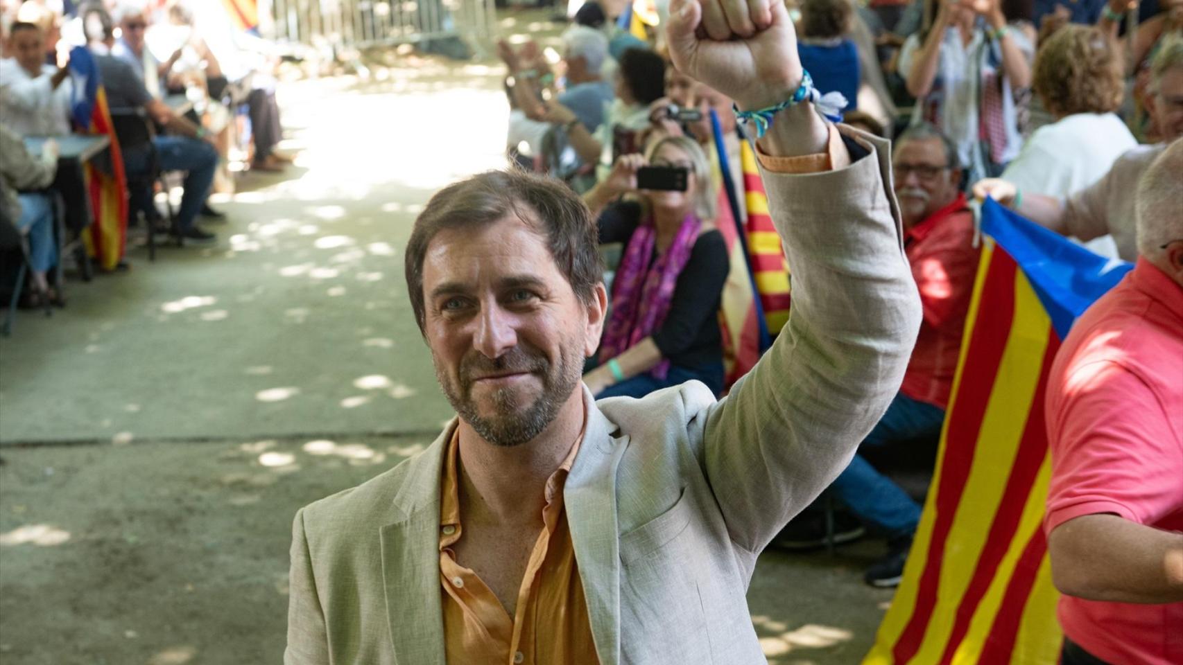 El vicepresidente del Consell de la República y eurodiputado de Junts, Toni Comín, durante la celebración del V aniversario de Junts, en la plaza Firal de Prats de Molló, a 27 de julio de 2025