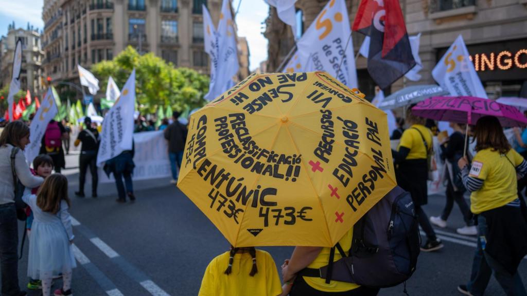 Decenas de personas durante una manifestación de docentes