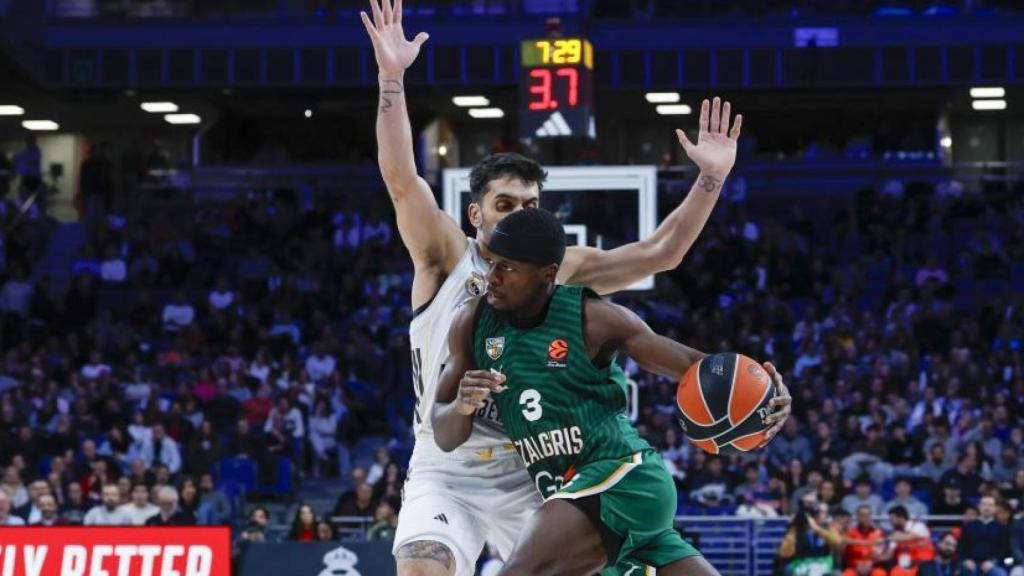 Sylvain Francisco, defensat per Facundo Campazzo en un Reial Madrid-Zalgiris de l'Eurolliga
