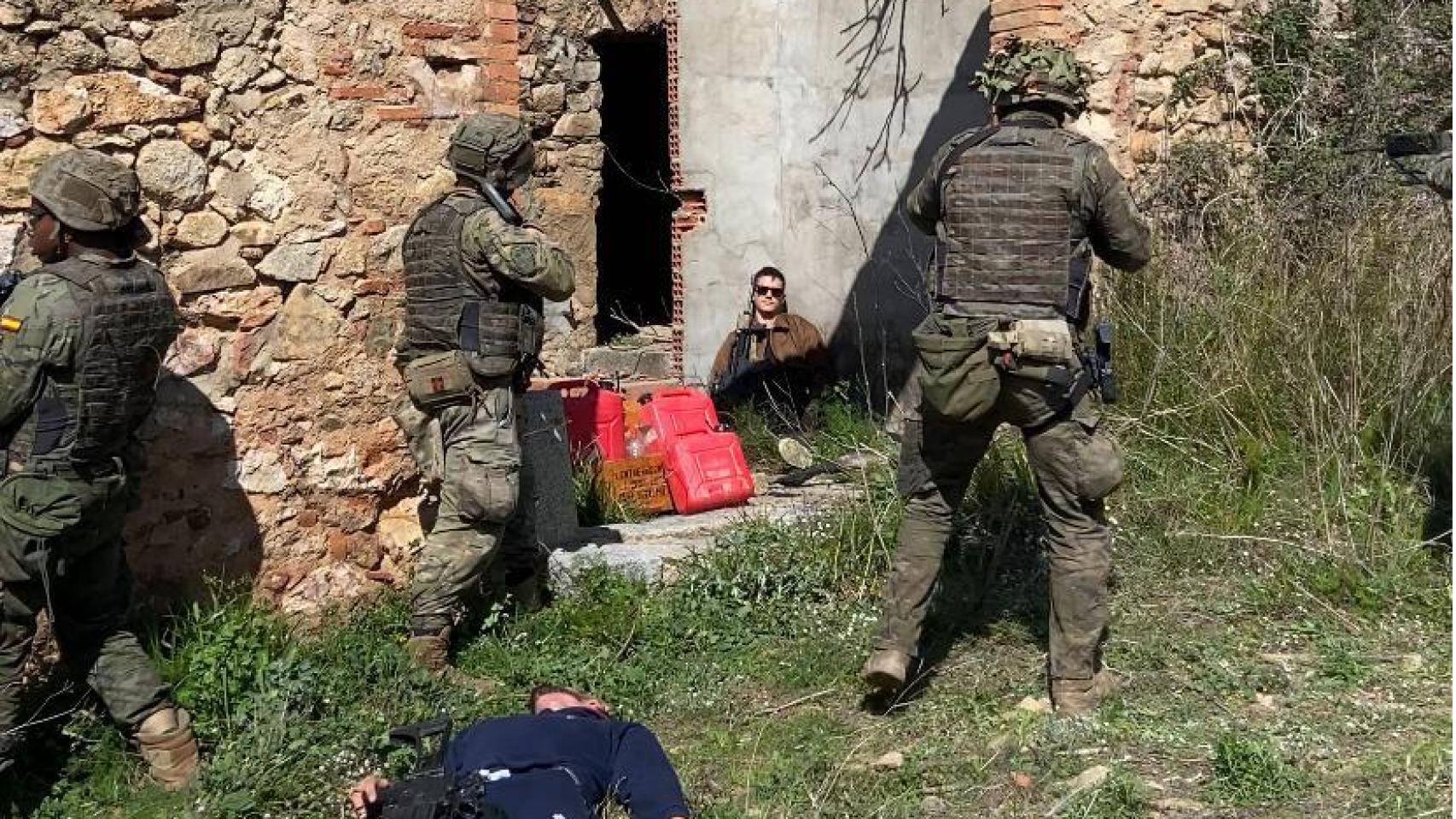 Varios militares durante un ejercicio táctico con periodistas y estudiantes