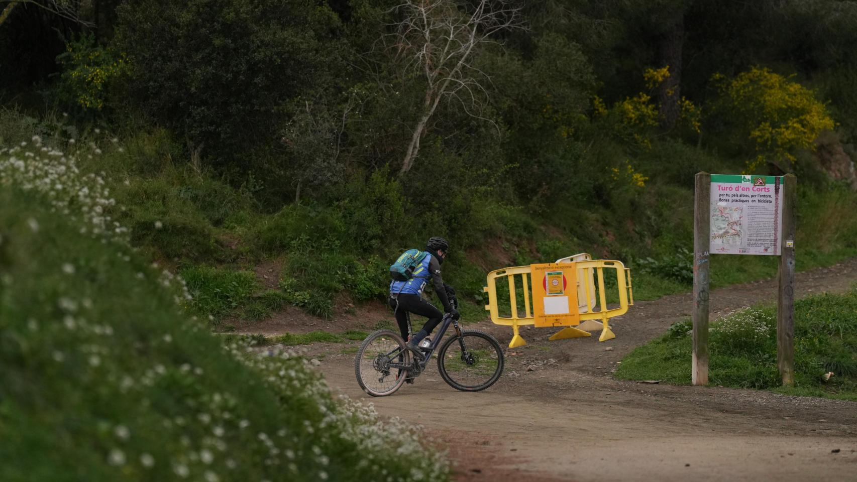 Una valla de prohibición de acceso al Parque Natural de Collserola en Barcelona, el 12 de marzo de 2026