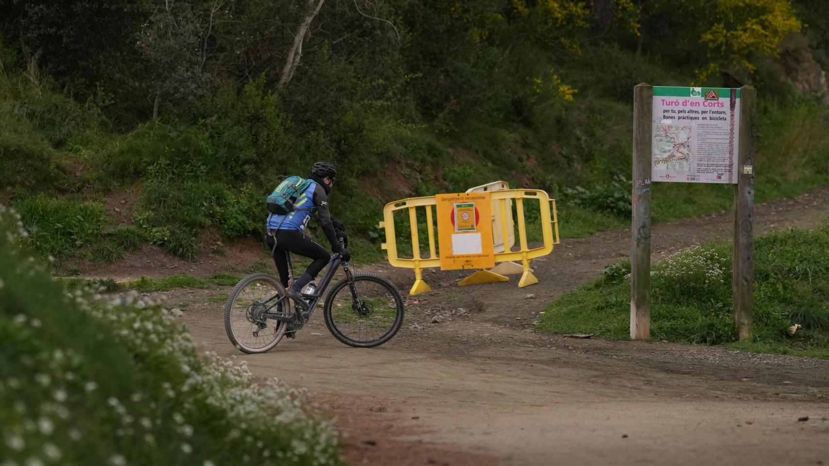 Una valla de prohibición de acceso al Parque Natural de Collserola en Barcelona, el 12 de marzo de 2026