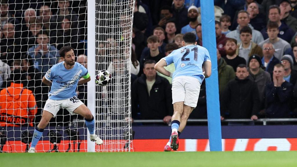 Bernardo Silva, expulsat per treure un xut de Vinicius Jr sota la porteria amb el colze en el Manchester City-Real Madrid