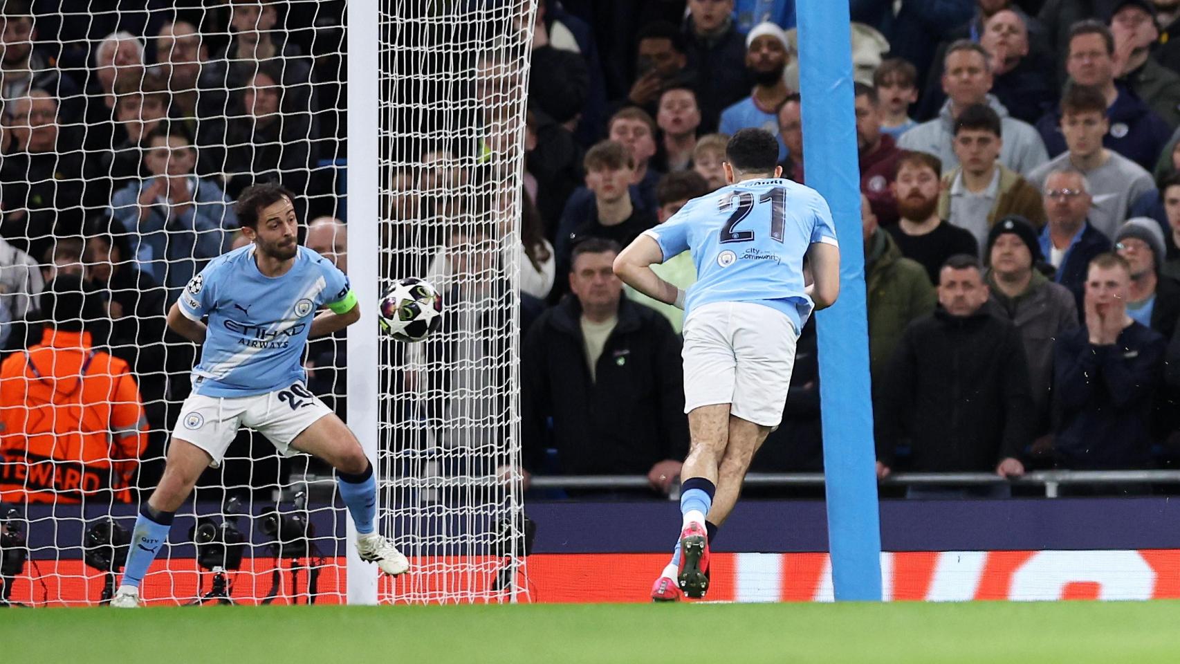 Bernardo Silva, expulsado por sacar un tiro de Vinicius Jr bajo la portería con el codo en el Manchester City-Real Madrid.jpg