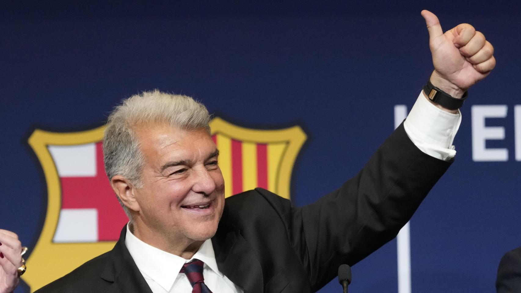 Joan Laporta alza el pulgar, después de ganar las elecciones del Barça
