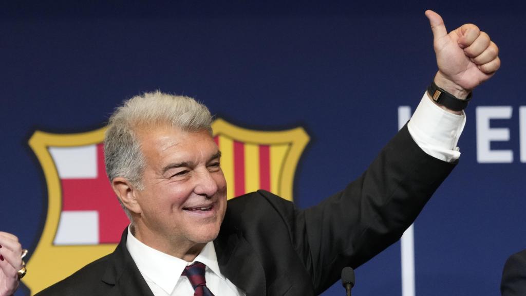 Joan Laporta alza el pulgar, después de ganar las elecciones del Barça