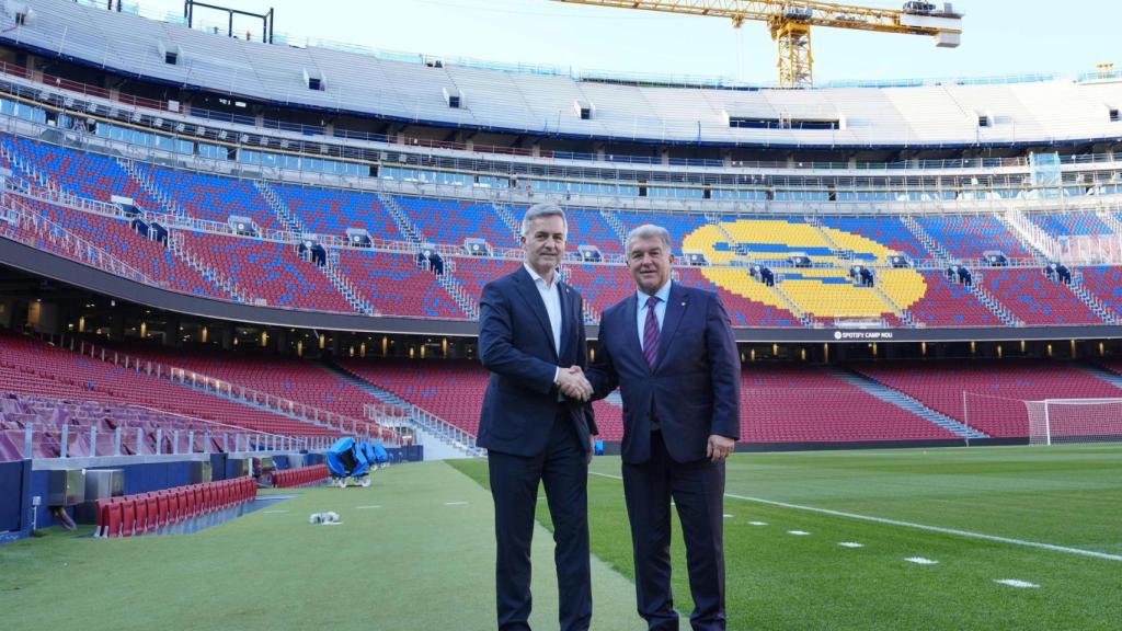 Víctor Font y Joan Laporta se saludan en el Spotify Camp Nou