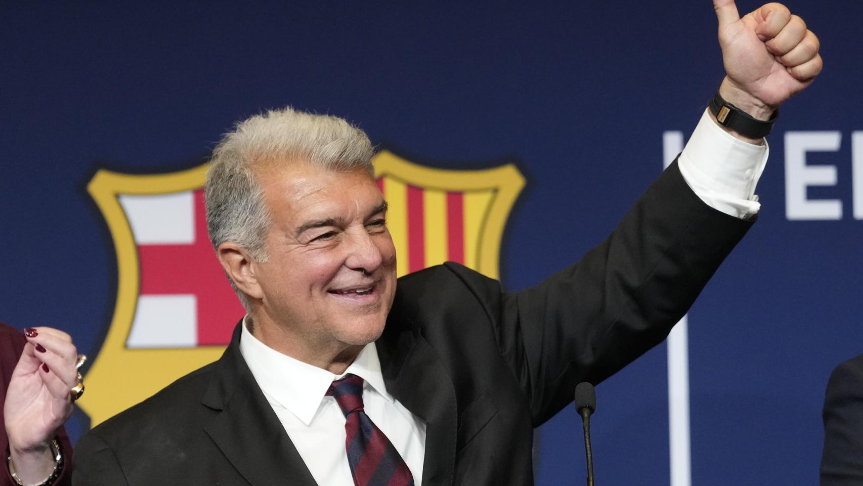 Joan Laporta alza el pulgar, después de ganar las elecciones del Barça