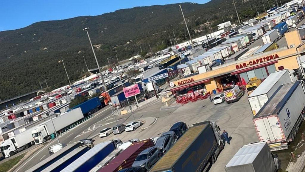 Imagen de la frontera de La Jonquera, casi colapsada este 17 de marzo