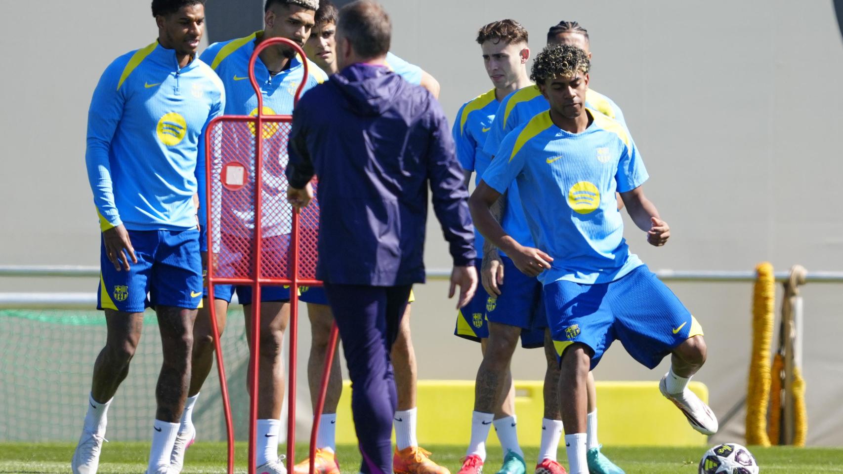 Lamine Yamal controla un balón en el entrenamiento del Barça ante Hansi Flick