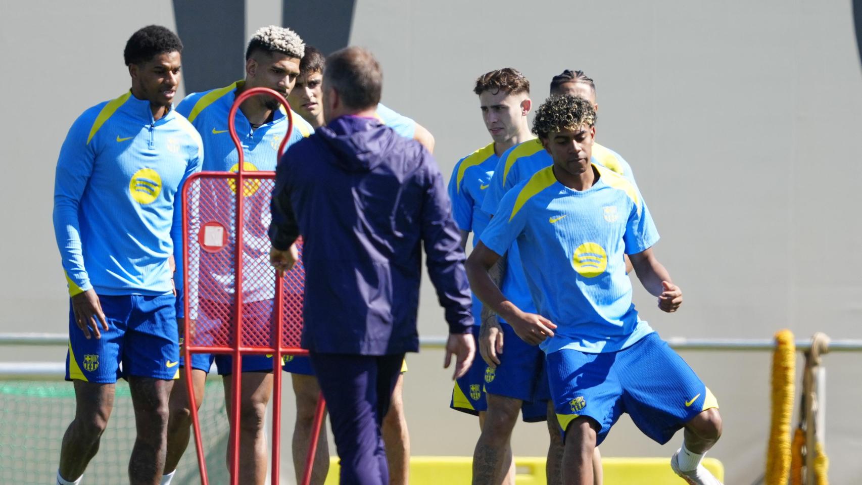 Lamine Yamal controla un balón en el entrenamiento del Barça ante Hansi Flick.jpg