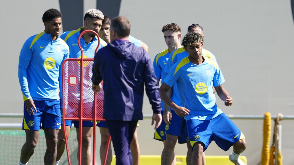 Lamine Yamal controla un balón en el entrenamiento del Barça ante Hansi Flick.jpg