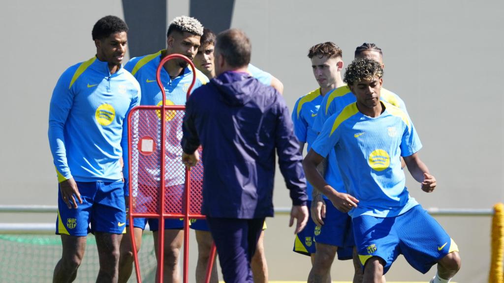 Lamine Yamal controla un balón en el entrenamiento del Barça ante Hansi Flick
