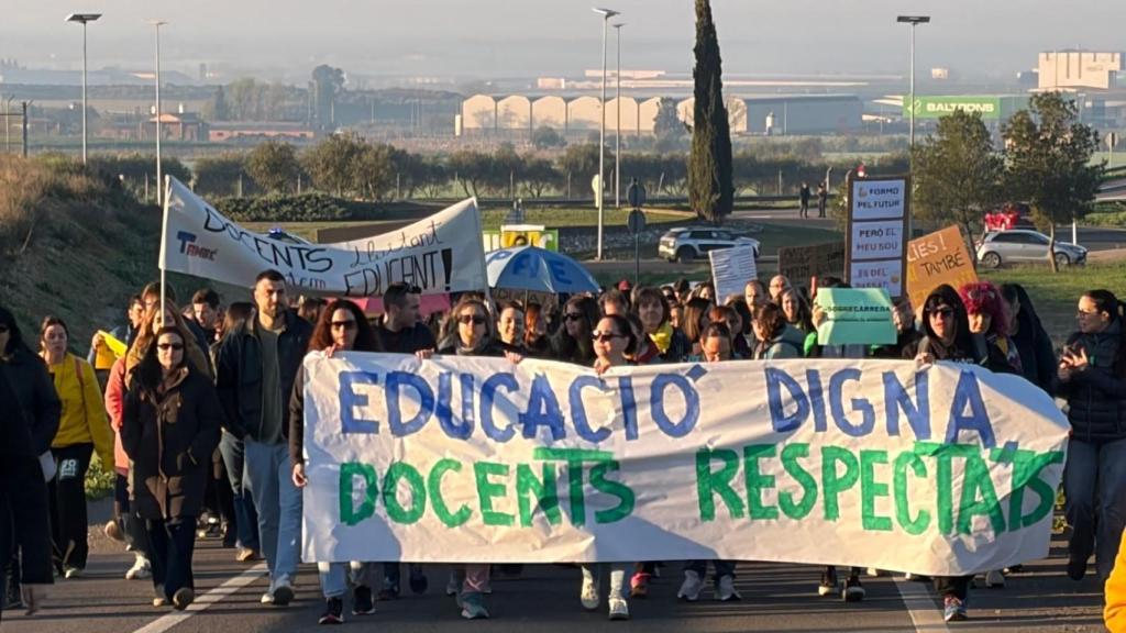 Profesores en la manifestación de Lleida cortando una carretera