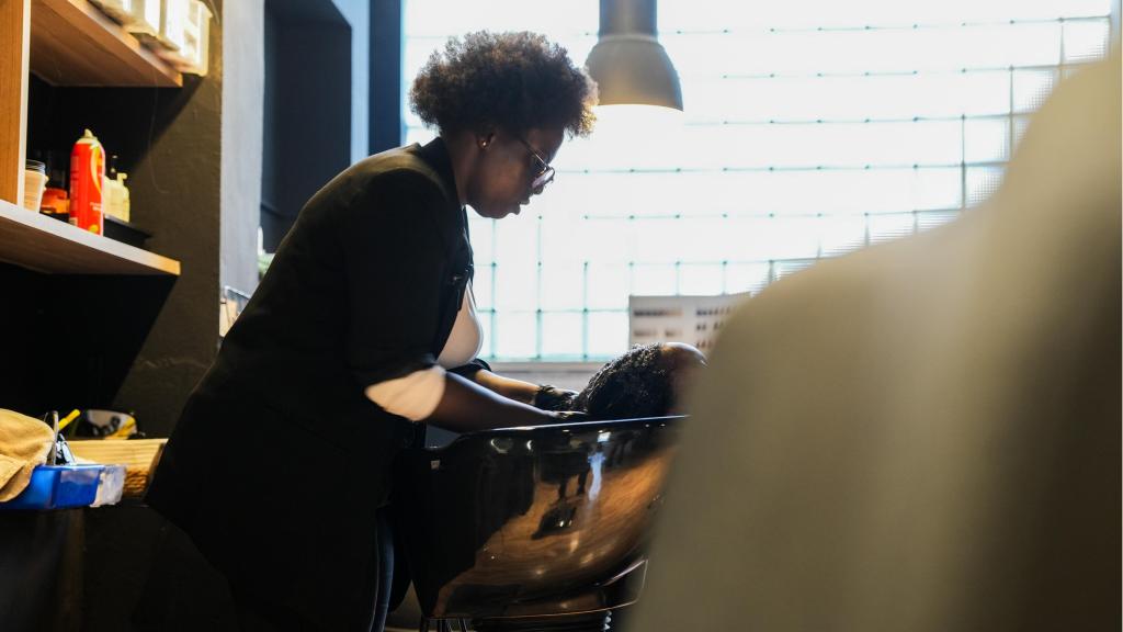 Fatou renta el cabell d'una clienta