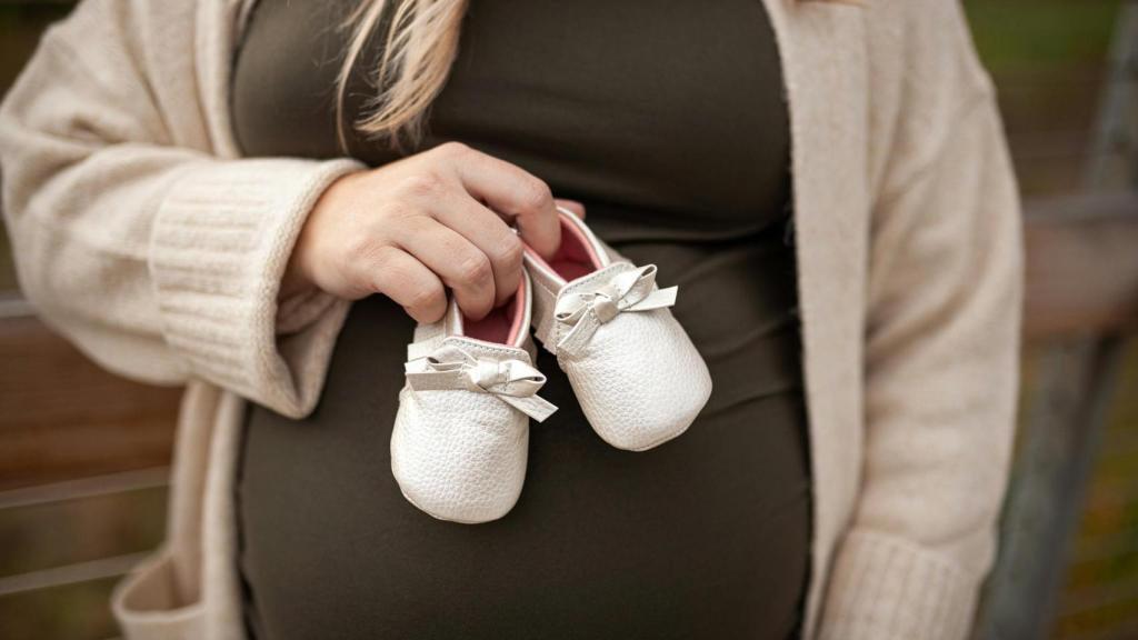 Mujer embarazada con patuco