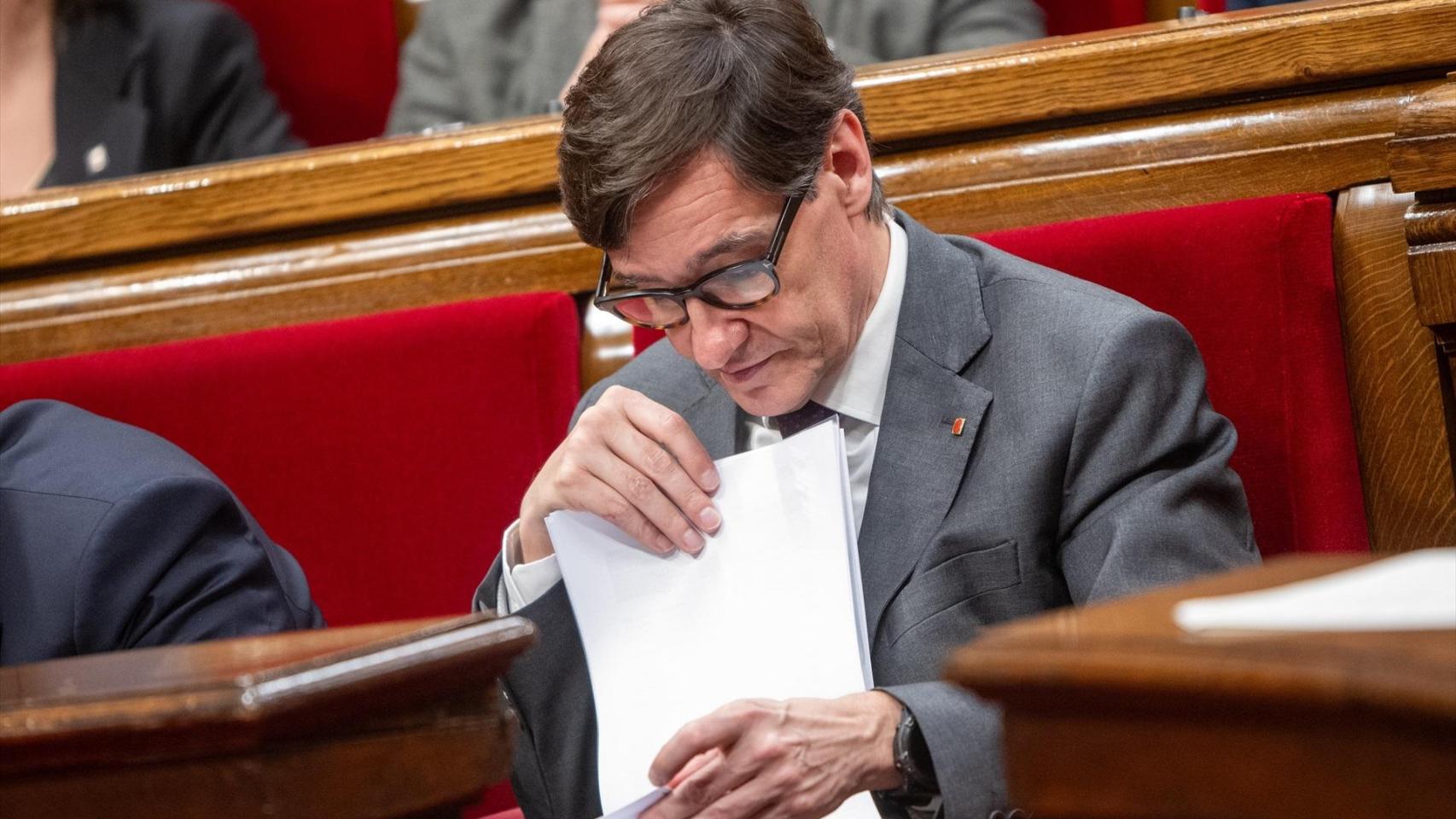 El presidente de la Generalitat de Catalunya, Salvador Illa, durante el pleno del Parlament de Catalunya, a 18 de marzo de 2026, en Barcelona, Cataluña