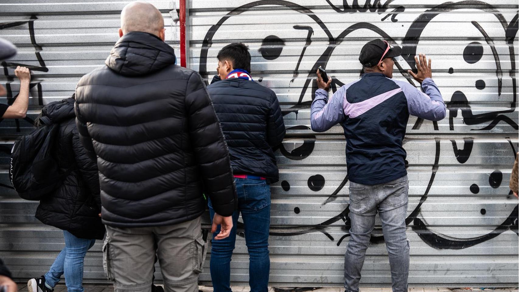 Varios de los identificados por venta ambulante de entradas en el Camp Nou