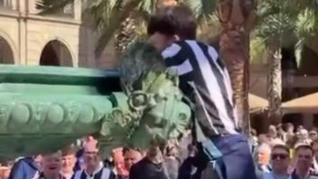 Un aficionado del Newcastle se intenta subir a una fuente de la Plaça Reial