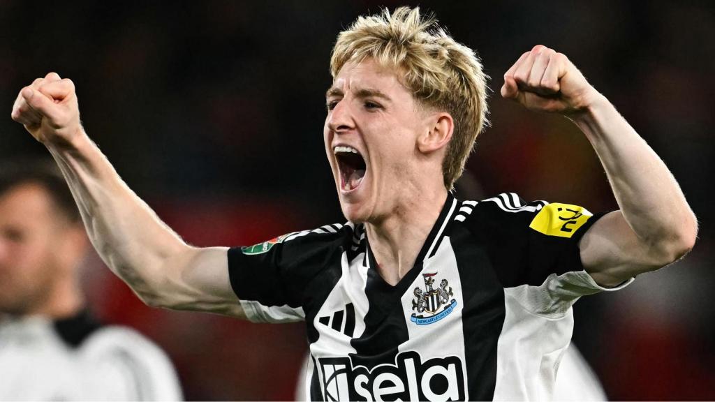 Anthony Gordon celebra un gol amb el Newcastle
