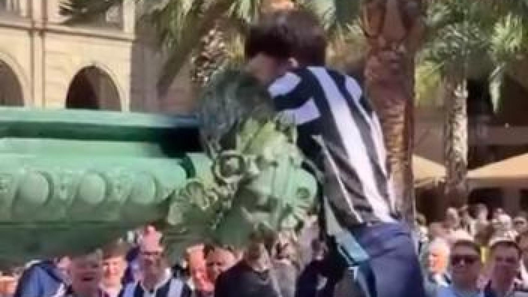 Un aficionado del Newcastle se intenta subir a una fuente de la Plaça Reial