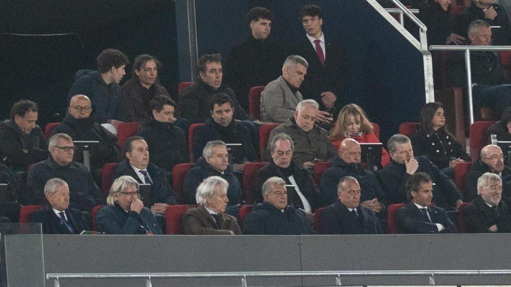 Joan Laporta con Josep Cubells y Rafa Yuste en el palco presidencial del Spotify Camp Nou durante el Barça-Newcastle de la Champions League