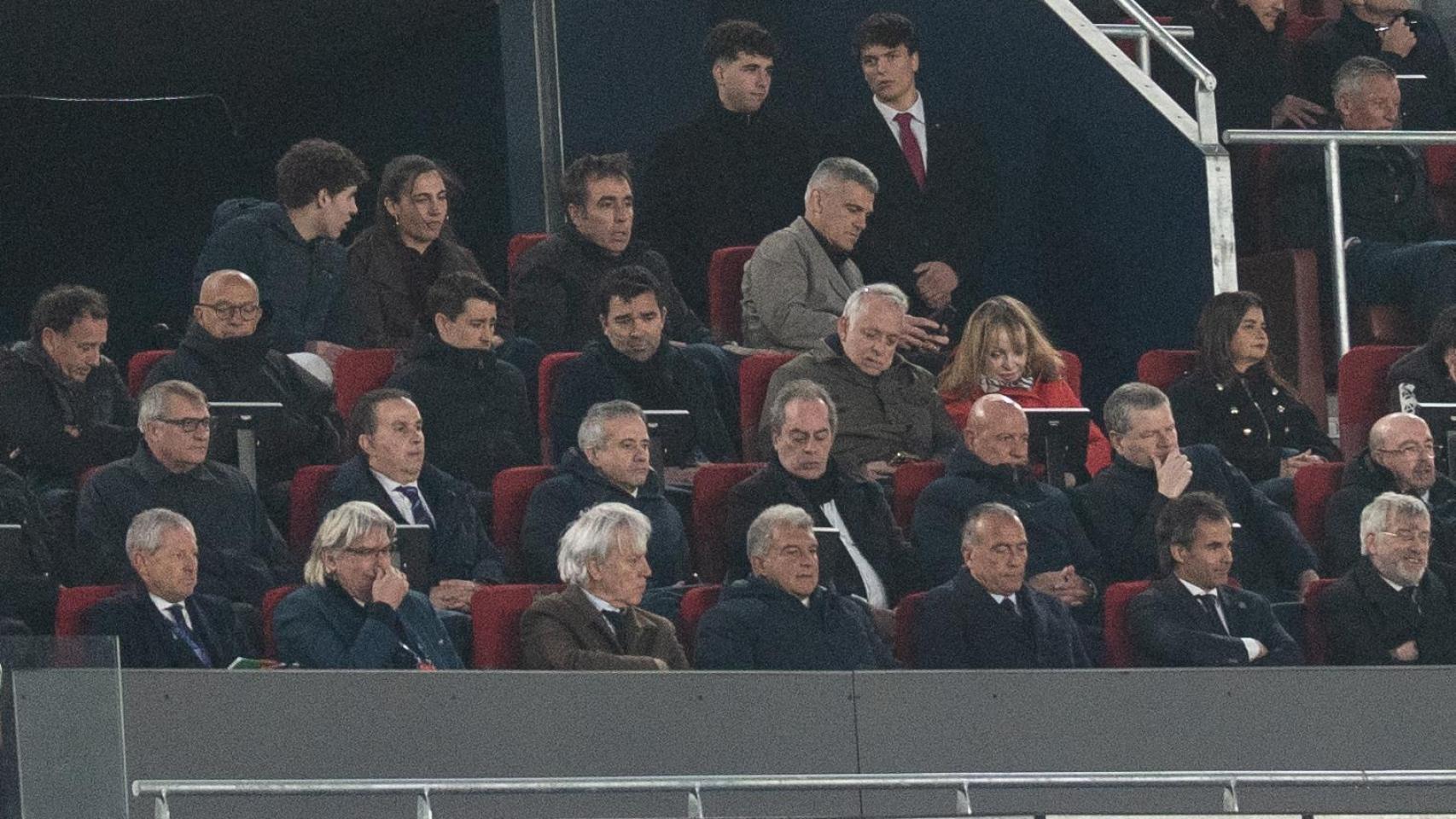 Joan Laporta con Josep Cubells y Rafa Yuste en el palco presidencial del Spotify Camp Nou durante el Barça-Newcastle de la Champions League