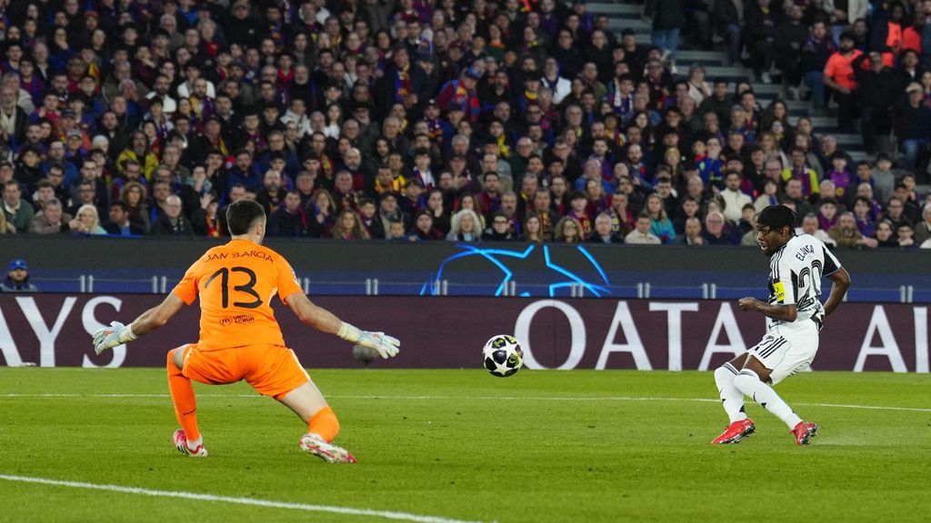 Anthony Elanga supera a Joan García en el Barça-Newcastle